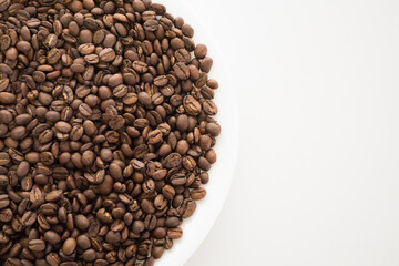 白い背景のコーヒー豆の背景素材