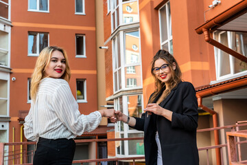 shaking hands between sales agent and buyer