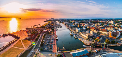 Sunset in Bremerhaven with houses and ships	 - obrazy, fototapety, plakaty