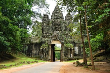 The Victory Gate of Angkor Thom, East Gate, Siem Reap, Cambodia - カンボジア...