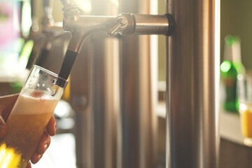 ein Wirt zapf Bier in einer Bar