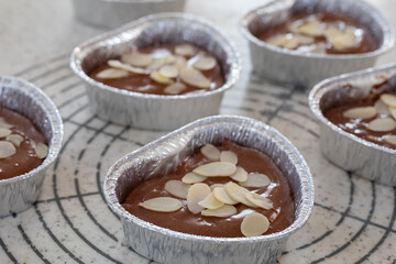 バレンタイン向け　ハート型のチョコレートマフィン　焼く前