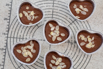 バレンタイン向け　ハート型のチョコレートマフィン　焼く前