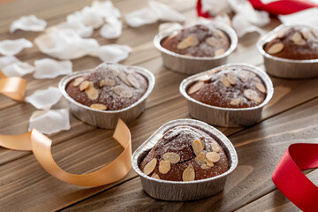 バレンタイン向け　リボンを飾ったハート型のチョコレートマフィン