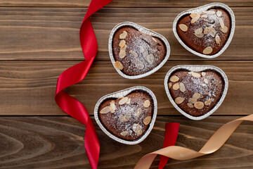 バレンタイン向け　リボンを飾ったハート型のチョコレートマフィン