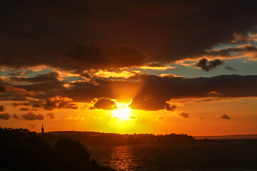 Douarnenez. Soleil couchant sur la plage du Ris. Finistère. Bretagne	