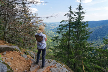 Frankreich - Col de la Schlucht - junge Frau schaut in die Landschaft
