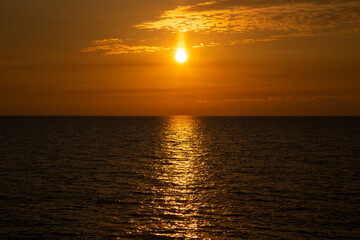 Fototapeta premium Beautiful sunset above the sea The setting sun over the ocean