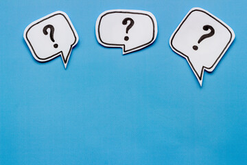 Ask question concept. Question mark on speech bubbles, top view - obrazy, fototapety, plakaty