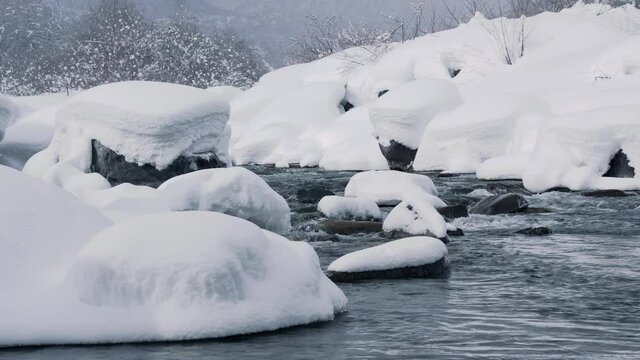 雪景色の川の流れが魅力的な長野県白馬村の松川の冬