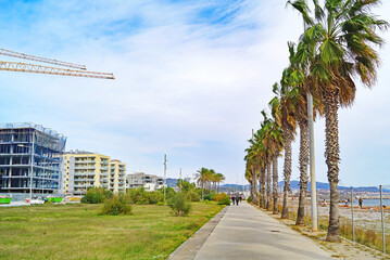 Playa de Sant Adria del Besos con las tres chimeneas y paseo de palmeras