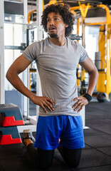 Obraz premium Fit man exercising at the gym on a machine