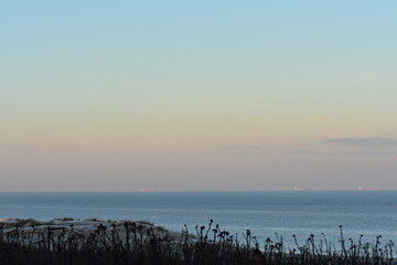 Nordseek&uuml;ste in Niederlande bei Abendd&auml;mmerung im Winter.