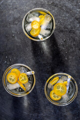 Drei Gläser gekühltes Erfrischungsgetränk mit Zwergorange 