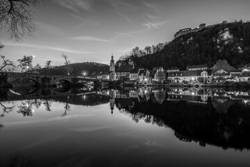 Schwarz weiß Bild einer Panorama Stadtansicht des Markt Kallmünz Kallmuenz zur blauen Stunde während Sonnenuntergang in Bayern und dem Fluss Naab Vils und der Burg Ruine auf dem Berg, Deutschland