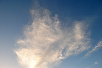 Obraz premium Wispy White Clouds in Blue Sky 