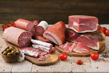 carne di porco  salami prosciutto speck su sfondo rustico - 406973774