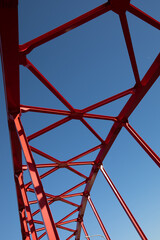 アーチ状の橋　鉄骨のクローズアップ