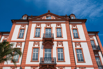 Fototapeta na wymiar View up the facade of the Biebrich Castle in Wiesbaden / Germany against a blue sky