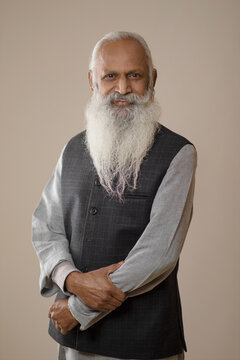 PORTRAIT OF A CONFIDENT BEARDED MAN LOOKING STRAIGHT AT CAMERA	