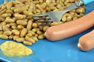 Assiette de flageolets avec des saucisses de Francfort en gros plan