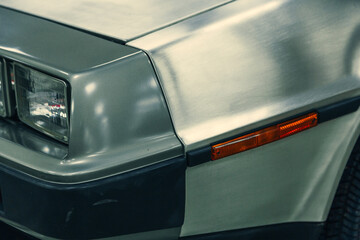 Fototapeta premium close-up halogen headlight of white retro car. car in the garage