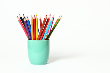 Lapicero color verde agua con muchos lapices de colores y fondo blanco