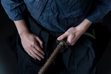 帯刀して座る人物