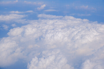 Naklejka premium Blue sky background with tiny clouds from airplane