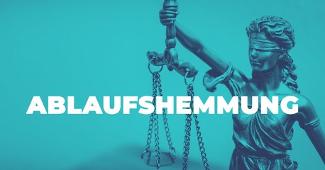 Ablaufshemmung. Close-up einer Justitia Statue. Duotone blau mit weißem Text. Symbol für Gerechtigkeit und Anwalt.