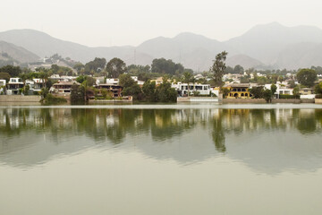 Fototapeta na wymiar vista al lago