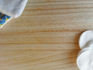 Zero waste swap concept with single-use cotton pads and reusable fabric pads as an alternative.