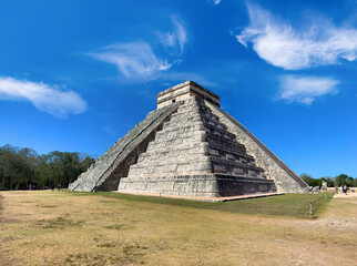 Fototapeta na wymiar El Castillo pyramid in the ancient mayan ruins of Chichen Itza, Yucatan peninsula, Mexico
