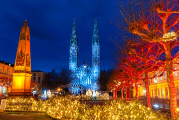 Weihnachtlich geschmückter Luisenplatz mit Waterloo-Obelisken und Bonifatiuskirche in Wiesbaden