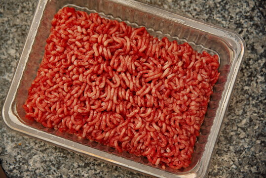 Gemischtes Hackfleisch in Verpackung aus K&uuml;hlregal