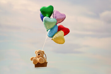 Teddy mit bunten Herzballons