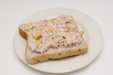 ツナサラダのオープンサンド