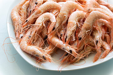 Plato con gambas blancas cocidas.