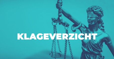 Klageverzicht. Close-up einer Justitia Statue. Duotone blau mit weißem Text. Symbol für Gerechtigkeit und Anwalt.