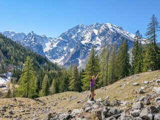 Fototapeta na wymiar Nationalpark Berchtesgaden - Frau genießt den Ausblick