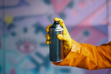 Naklejka premium Graffiti artist pointing spray paint can to camera