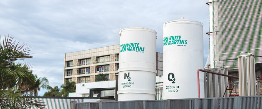 Reservat&oacute;rios do Nitrog&ecirc;nio L&iacute;quido e Oxig&ecirc;nio L&iacute;quido da marca White Martins na parte exterior de um hospital. Crise no Brasil com a falta de oxig&ecirc;nio durante a pandemia de coronav&iacute;rus - covid-19.