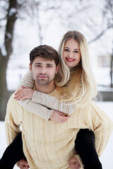 Fototapeta premium couple in the park on valentine's day