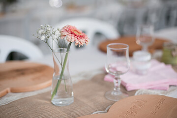 table dressée fleurs
