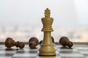 Chess King among lying Pawns, Leader and competition.