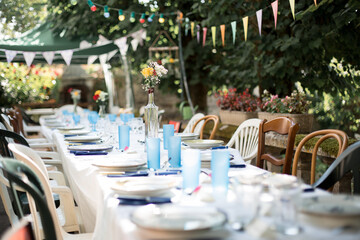 table dressée et décorée en extérieur 