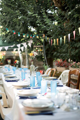 table dressée et décorée en extérieur 