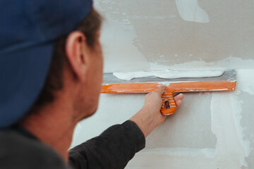 man putty the wall