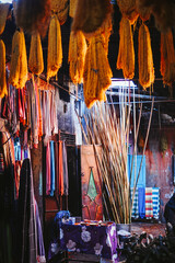 Naklejka premium Traditionelle Färbung und Herstellung von Wolle für Teppiche in Marrakesch, Marokko. Lebensstil in der Medina.