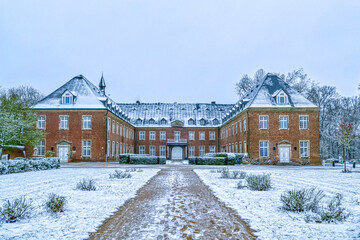 Historisches Kloster in der Nähe von Langwaden im Winter